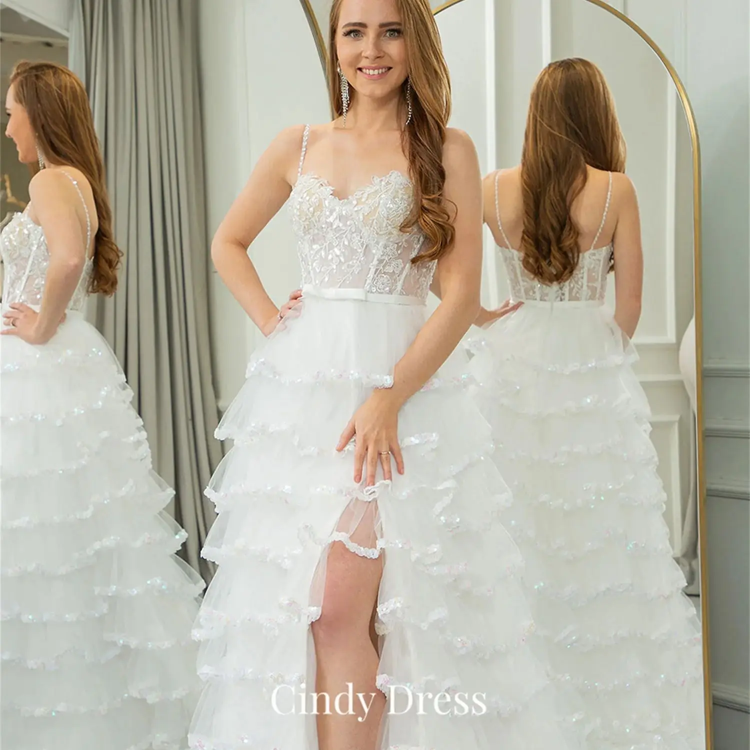 Платье кружевное вечернее на тонких бретельках с разрезом сбоку