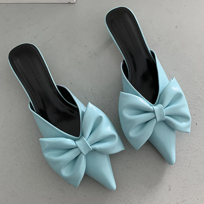 

Женские туфли-лодочки на низком каблуке, вечерние заостренным носком