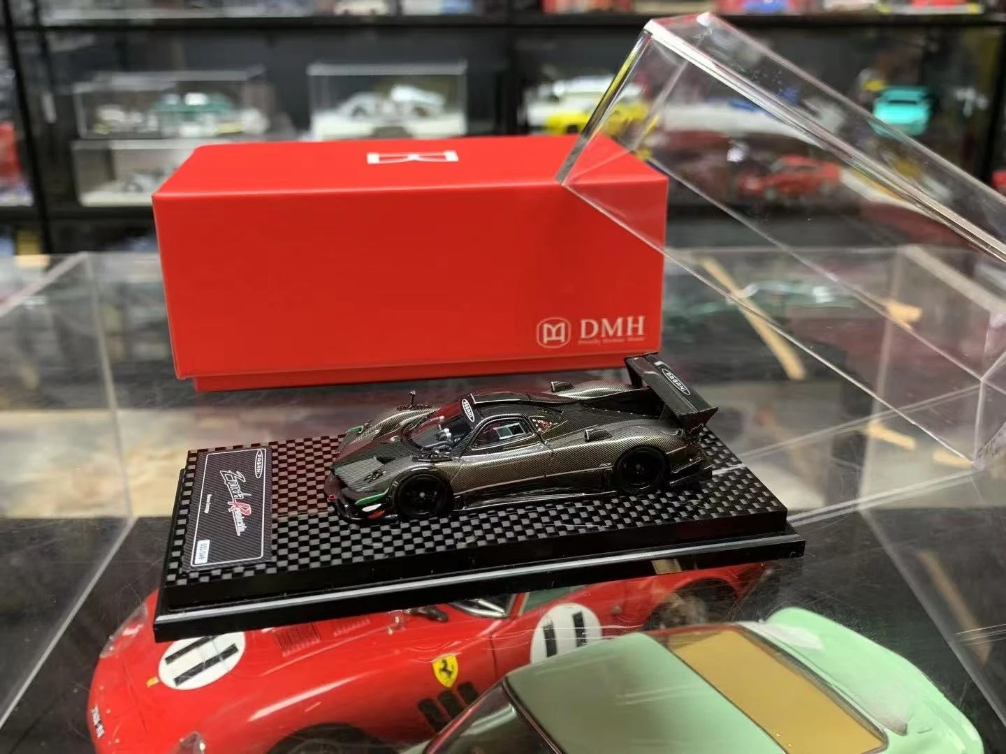 Фото 1:64,DMH Pagani zonda r Grey Carbon Limited Edition, новая на складе, смоляная статическая миниатюрная модель моделирования автомобиля. №2