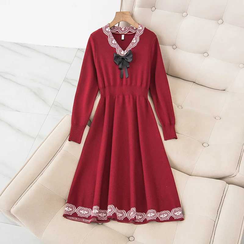 

Женское трикотажное платье-свитер с бантом и длинным рукавом