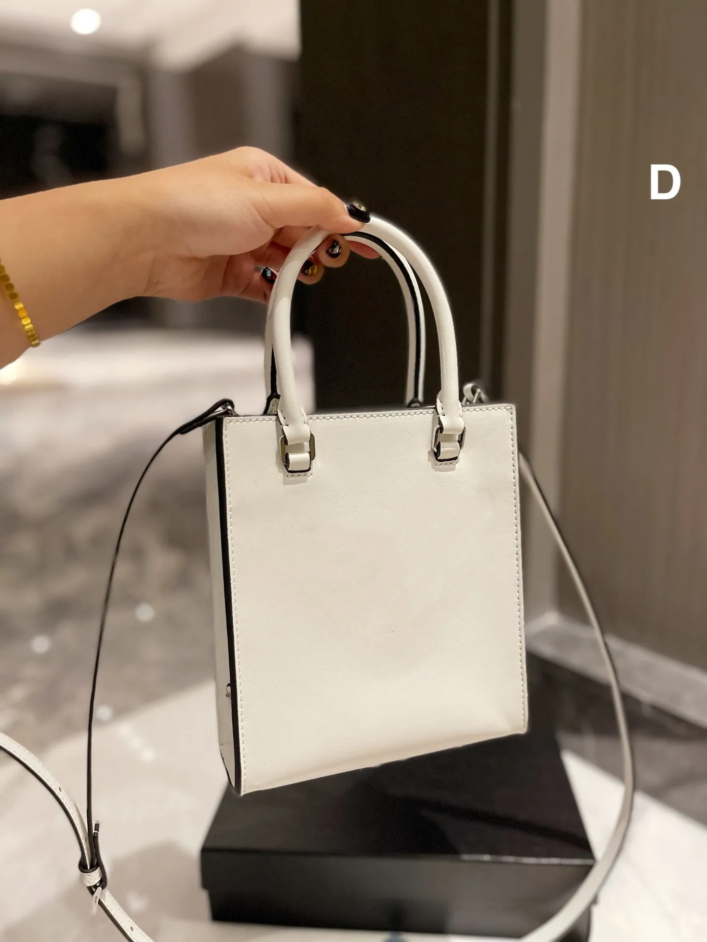 Korean handbag new fashion versatile One Shoulder Messenger small package mobile phone small square bag women's light