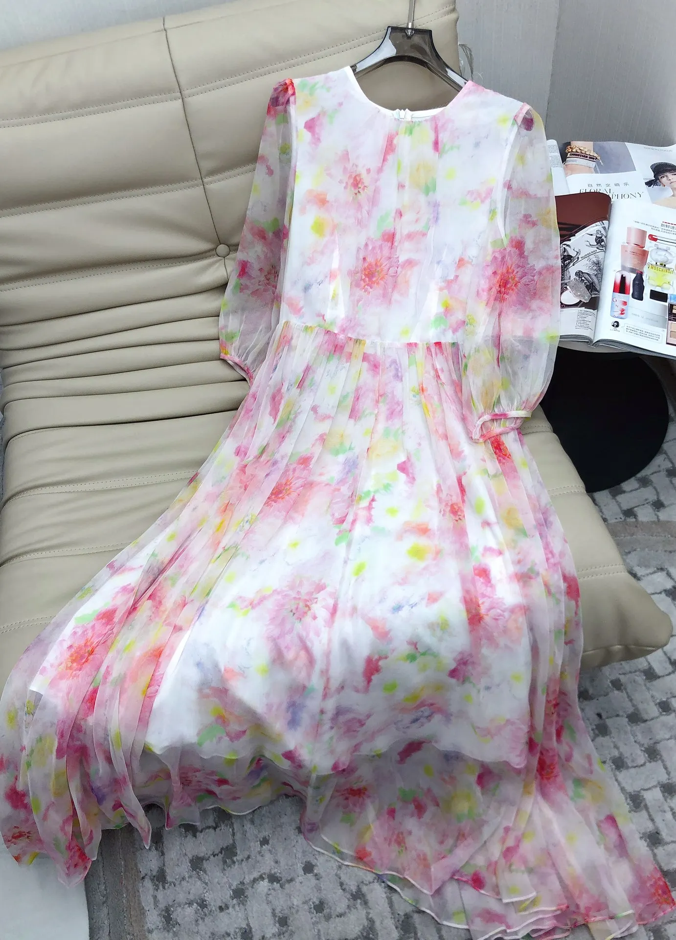 

Женское платье с рукавами-фонариками и поясом, весна-лето 2023