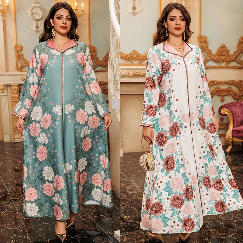 Женское платье с блестками длинное цветочным поясом и вышивкой