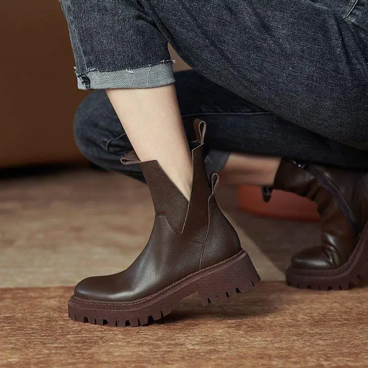 

Модель сезона осень-зима 2022 года, Женская Коричневая Кожаная искусственная кожа, с круглым носком, на толстом каблуке, с V-образным вырезом и ...