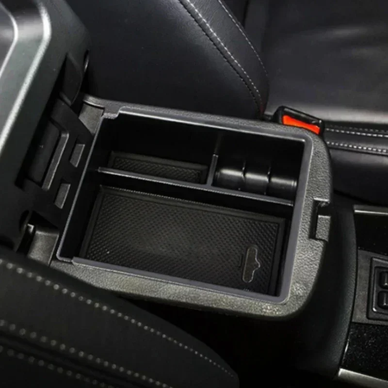 Фото Органайзер-контейнер для центральной консоли из АБС-пластика для Mitsubishi Outlander 2019-2021, автомобильные аксессуары №2