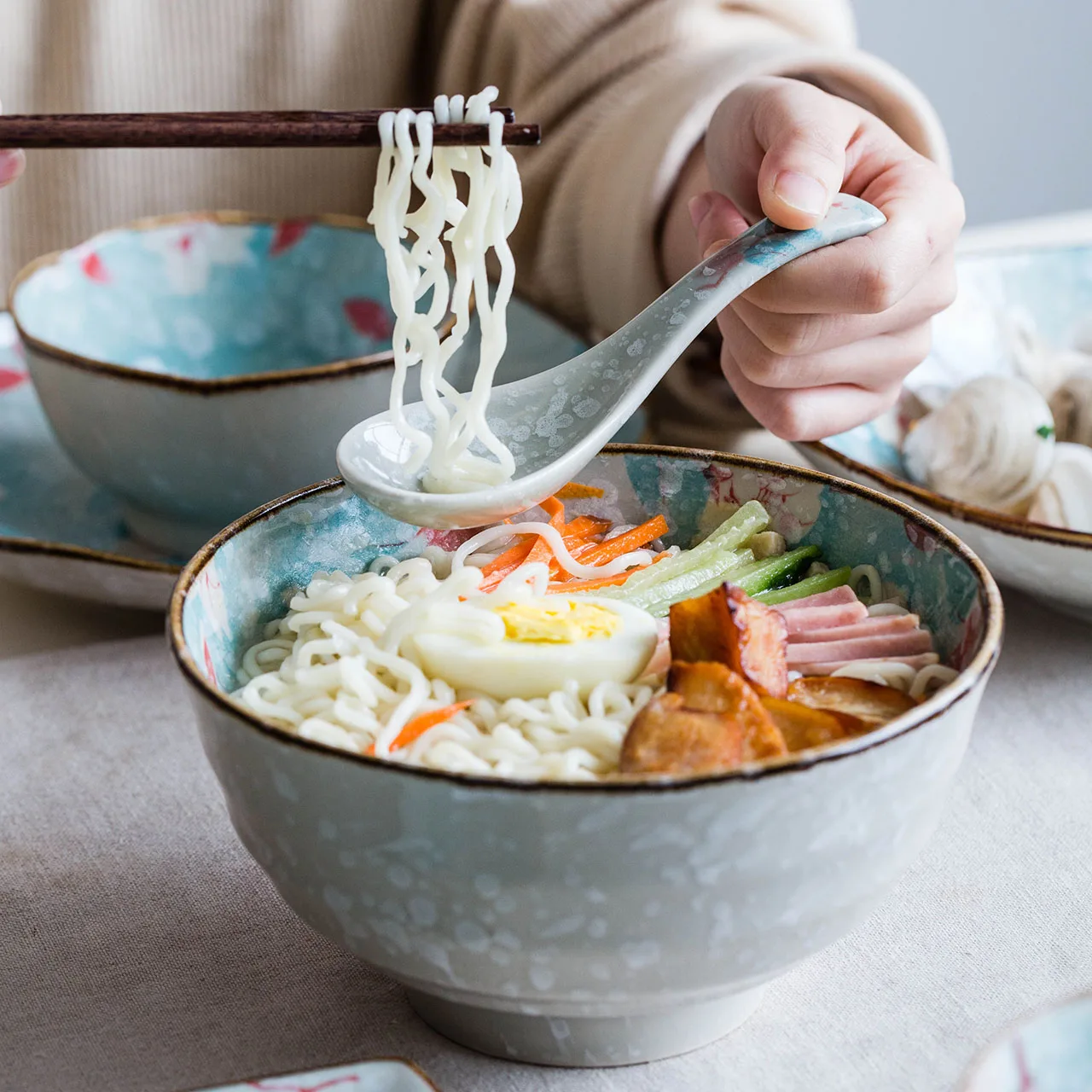 

Керамическая Японская чаша для хлопьев с цветочным узором, кухонная миска для лапши, супа, салата, чаши, ручная роспись, посуда для микроволн...