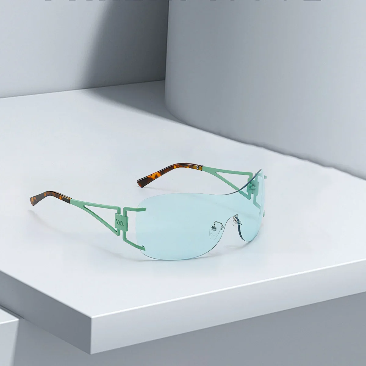 Модные солнцезащитные очки с золотой каймой и градиентными зелеными линзами