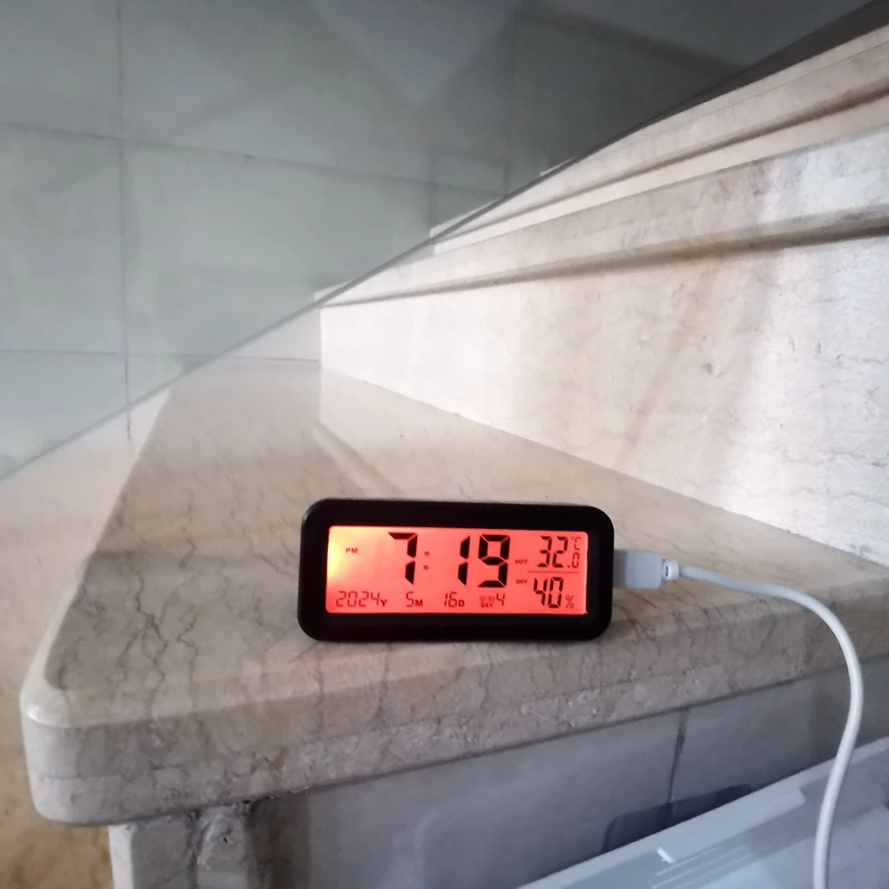 Автомобильные часы на солнечной энергии