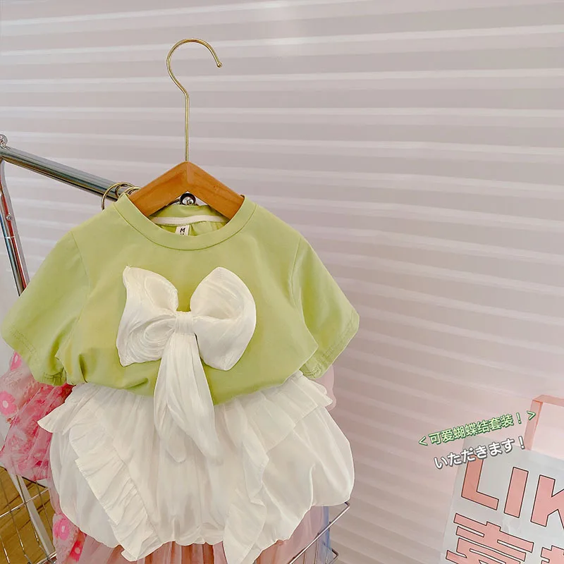 

Корейский стиль, летний комплект одежды для девочек, футболка с большим бантом + шорты, комплект из 2 предметов, модная одежда для маленьких д...