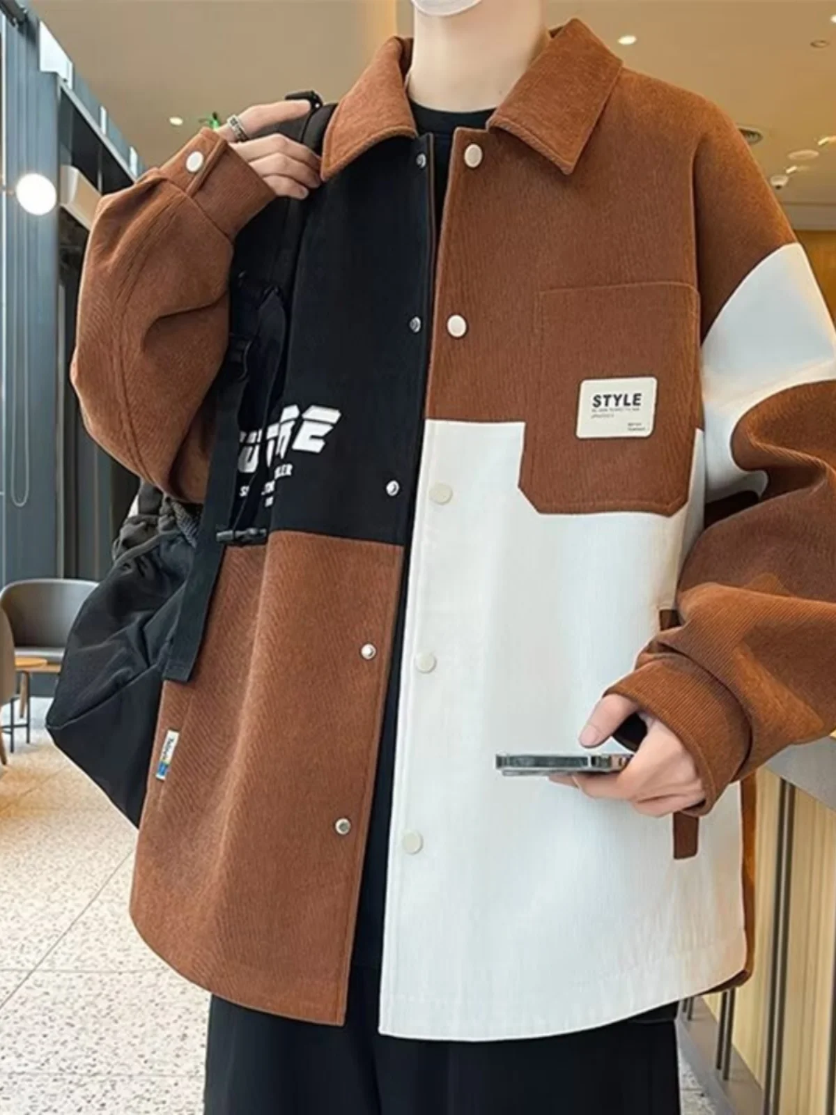 Мужская куртка больших размеров на весну и осень в стиле пэчворк контрастного