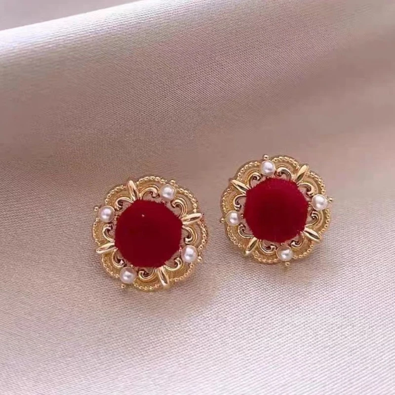 Красные бархатные серьги-гвоздики с розовым жемчугом