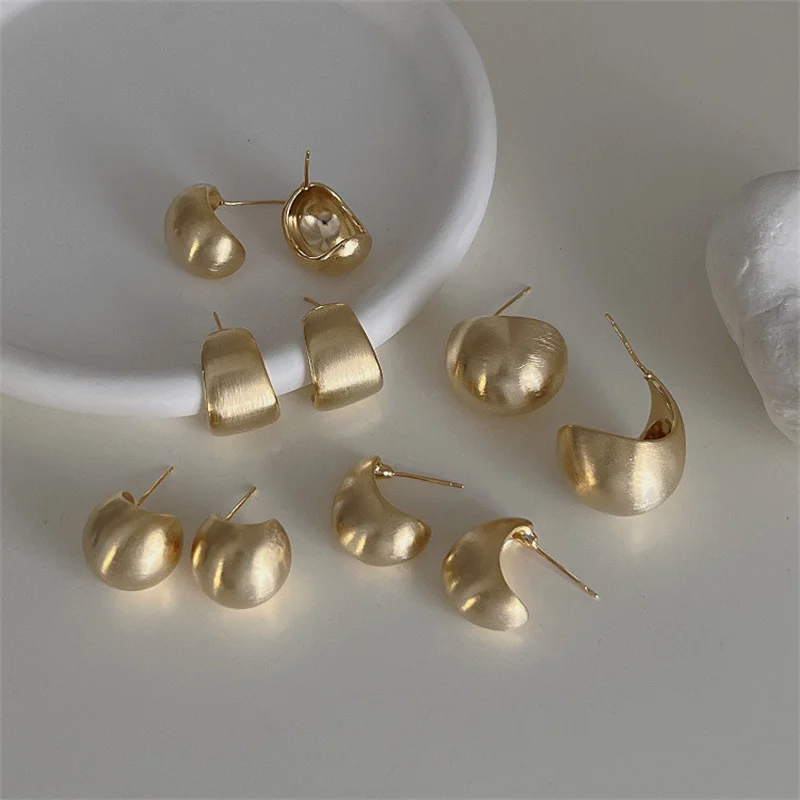 

Новые модные высококачественные золотые матовые металлические серьги для женщин, Простые индивидуальные универсальные характерные трендовые серьги в стиле ретро, ювелирные изделия