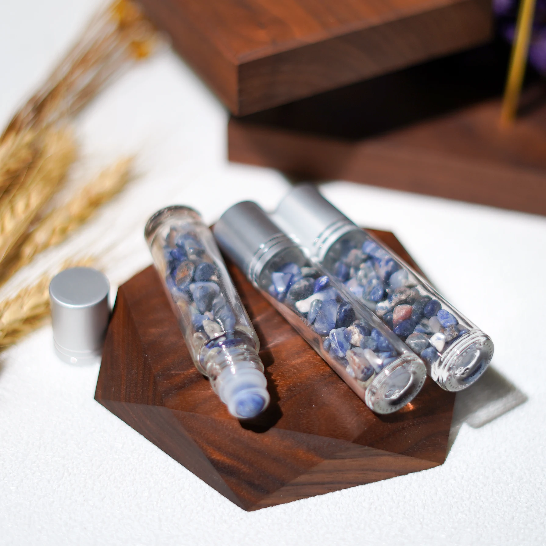

Natural Roller Ball Stone Refillable Liquids Glass Essential Oil Perfume Bottles Irregular Sodalite Crystal Chips Reiki Healing
