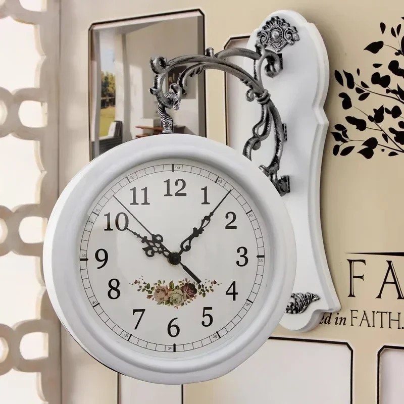 Двухсторонние настенные часы