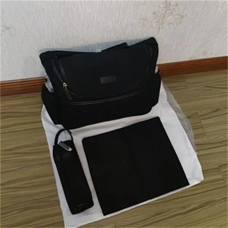 

baby mummy bag diaper pad water bottle cooler bag three-piece alphabet baby zipper travel bag Between black and white