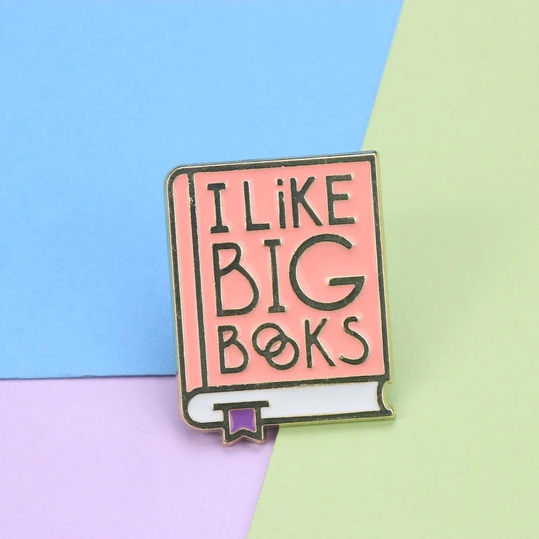 Металлический значок-брошь с эмалевым покрытием и надписью «I Like Big Books», в форме розовой книги с мультяшными буквами, в стиле панк для книголюбов, для курток (art.: 3920db91b43ec) - 3920db91b43ec