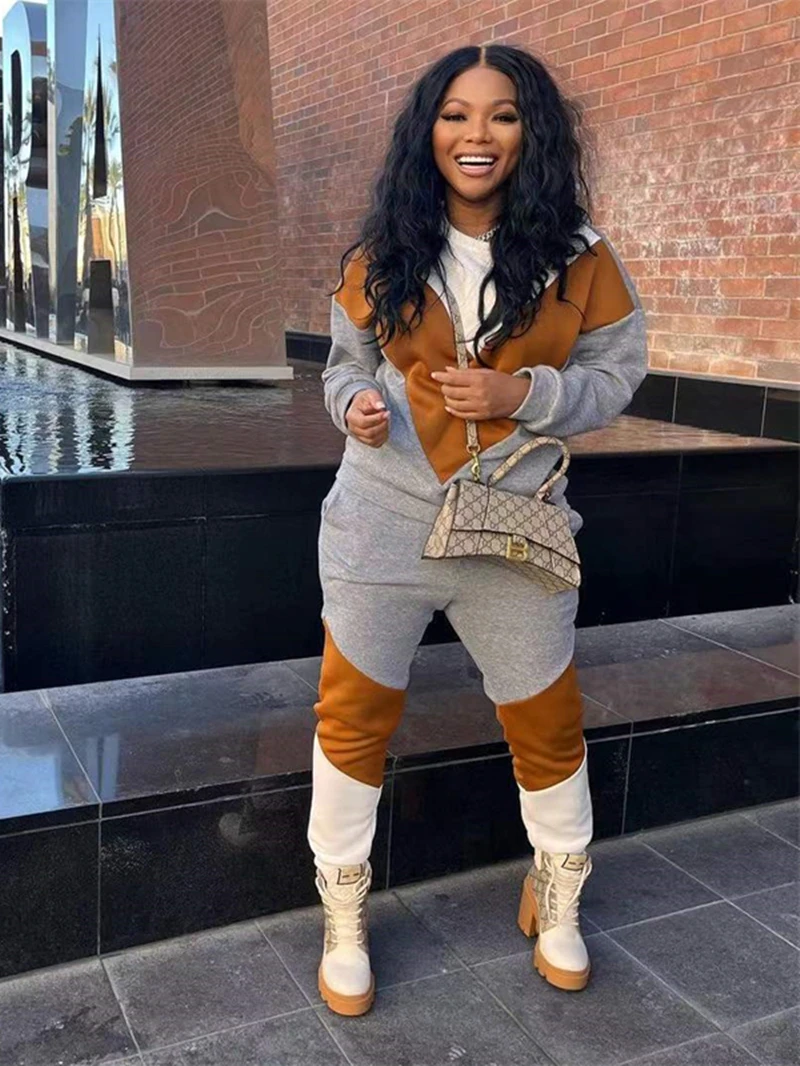 

Костюм спортивный женский из двух предметов, пуловер и брюки