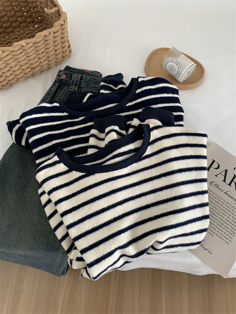 

Oversized Striped Swearshirt for Women, Loose Fitting, Casual, Contrasting Round Neck Pullover