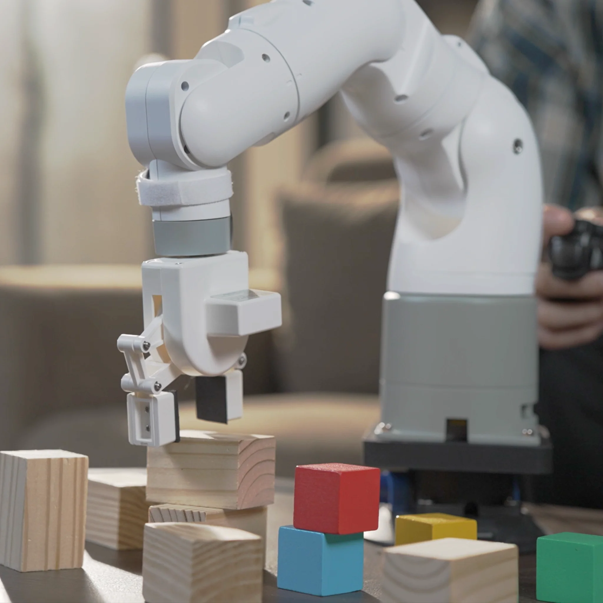 Фото Robottics Elephant MyArm 300 PI 2023 — самый портативный настольный 7-осевой роботизированный манипулятор №3