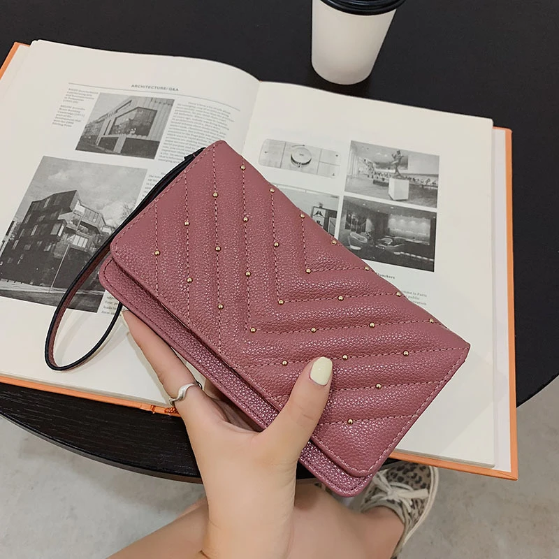 

Женский кошелек, новый вместительный Дамский Длинный Кожаный клатч, сумка для покупок с резьбой и заклепками, кошелек для карт, сумка для хр...