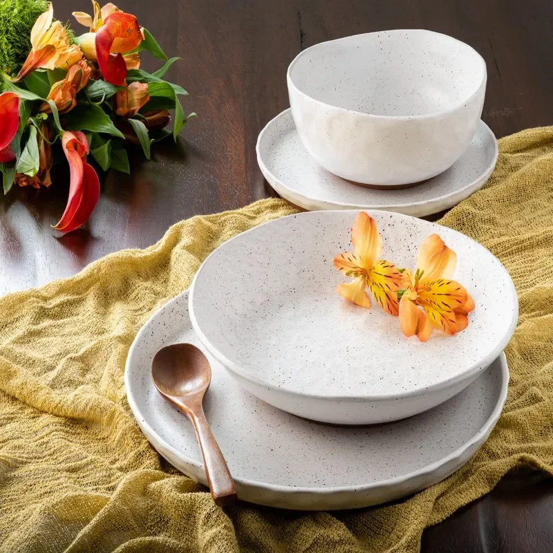 

Delightful 16-Piece White Terracotta Dinnerware Set - Stylish Serving and Dining Experience
