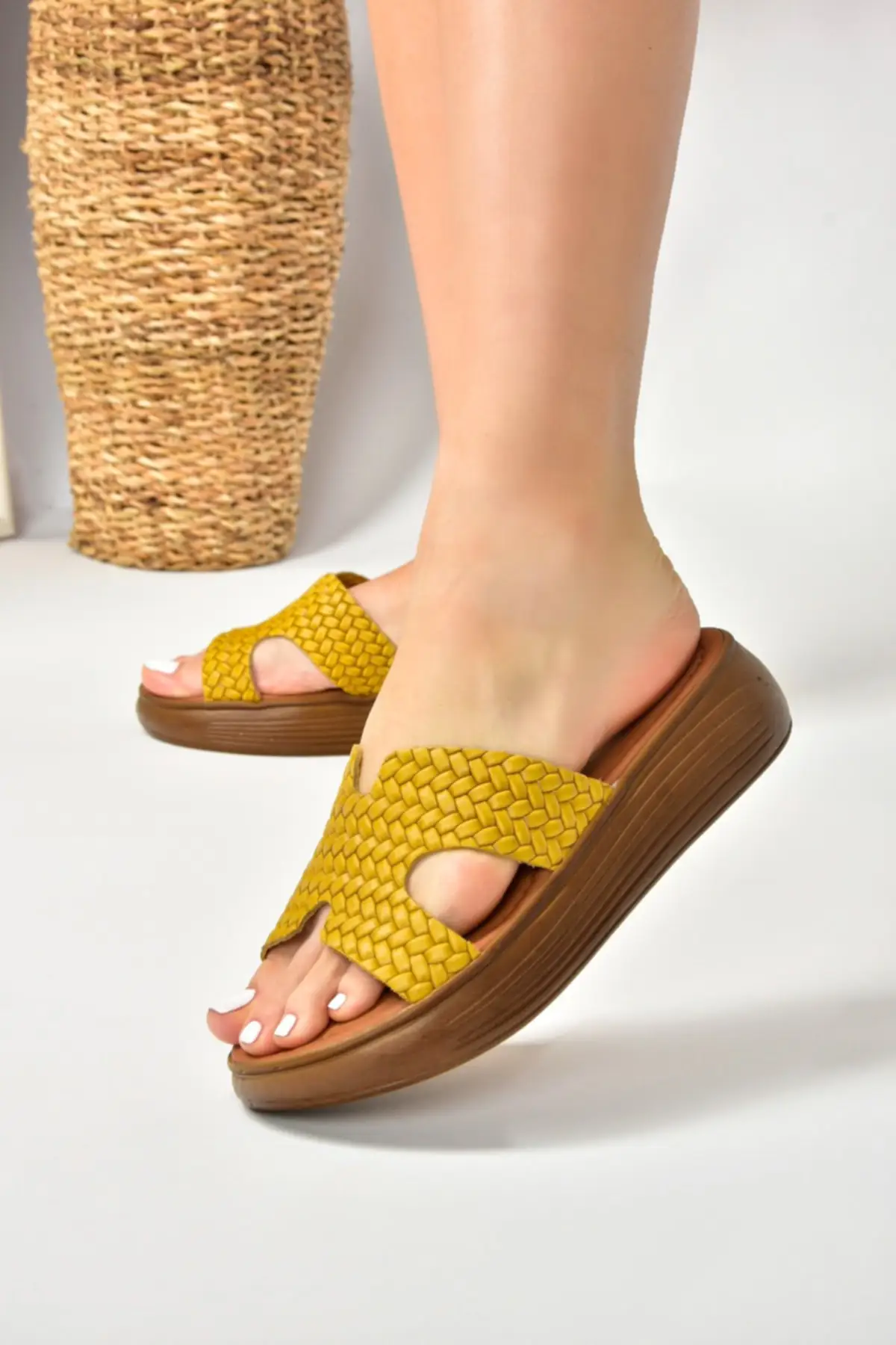 

Yellow genuine leather women slippers M291049803