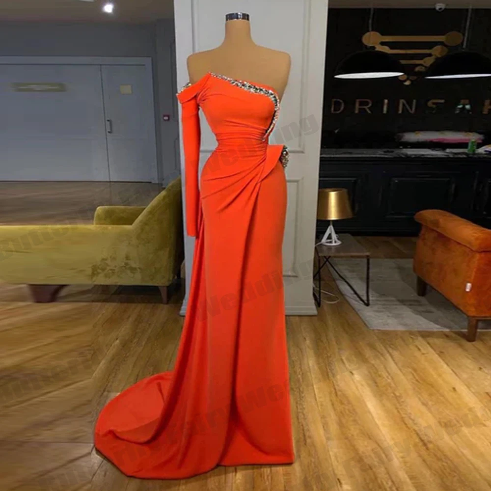 

Женское платье с юбкой-годе, длинным рукавом и открытыми плечами