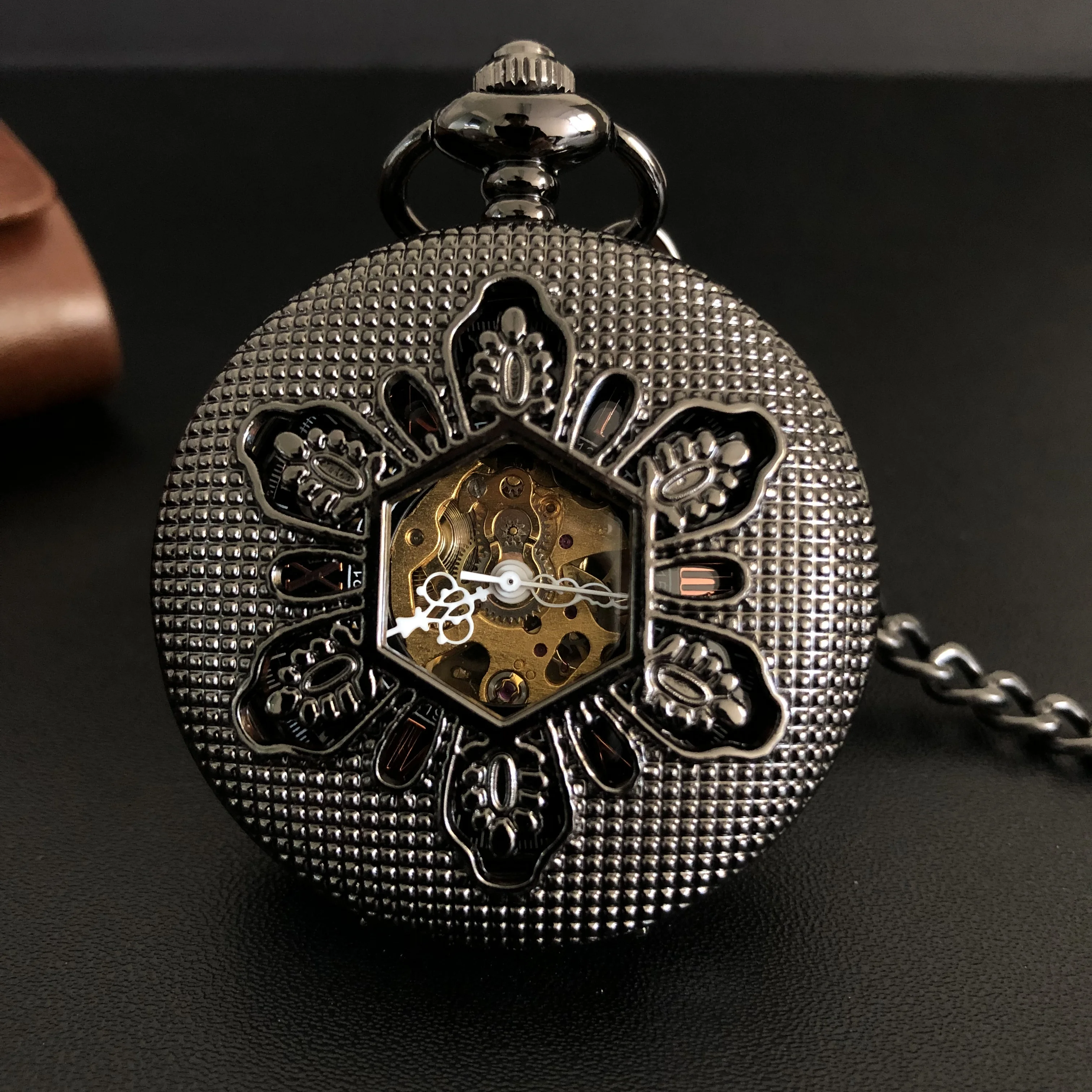 

Retro Exquisite Carved Hollow Roman Numerals Big Dial Wind Mechanical Hand Pocket Watch Necklace Pendant Gifts For Women Or Man