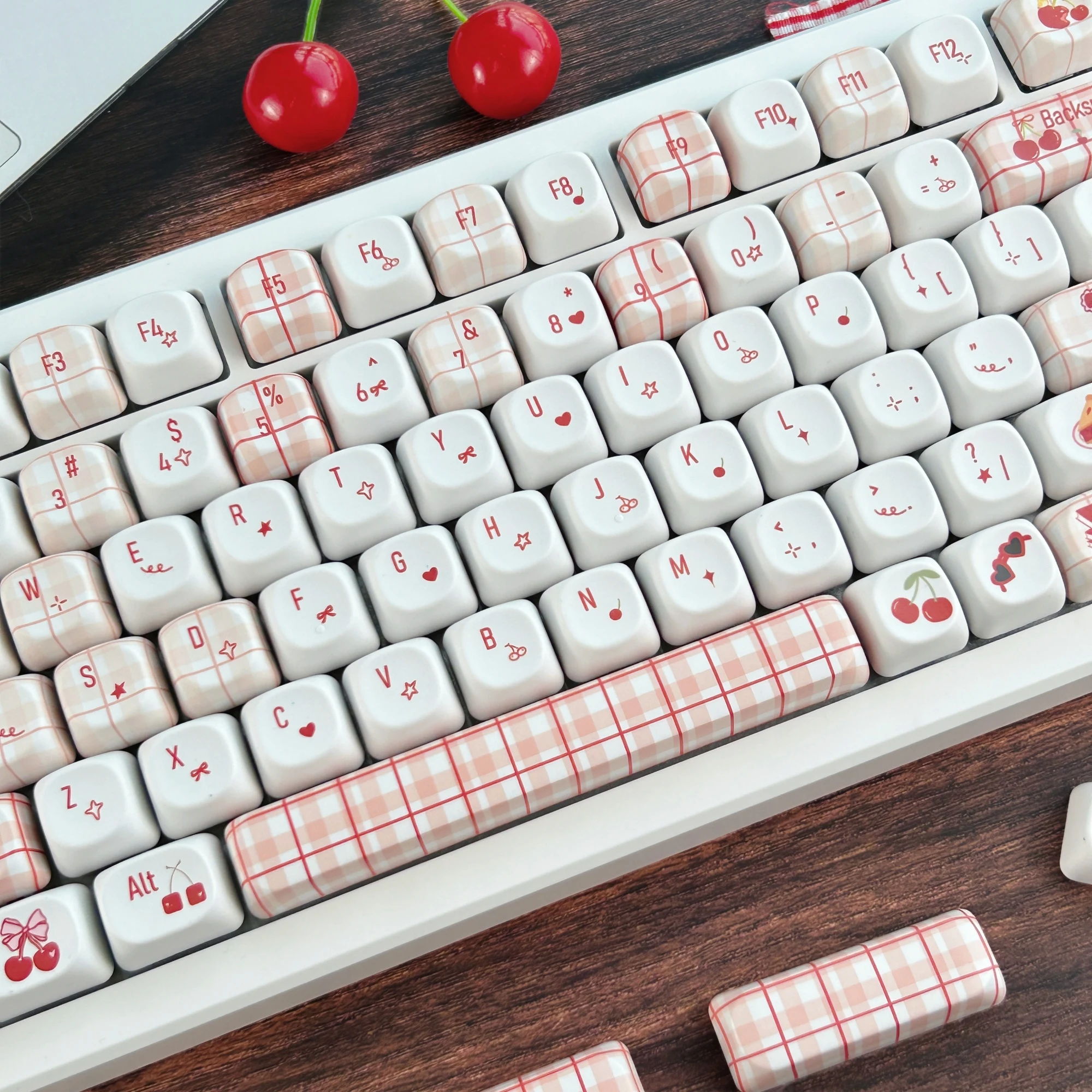 Фото Колпачки для клавиш MAIMOOO Little Cherry Plaid, профиль MOA, PBT, корейские/русские/тайские, красно-белые, милые, для механической клавиатуры №3