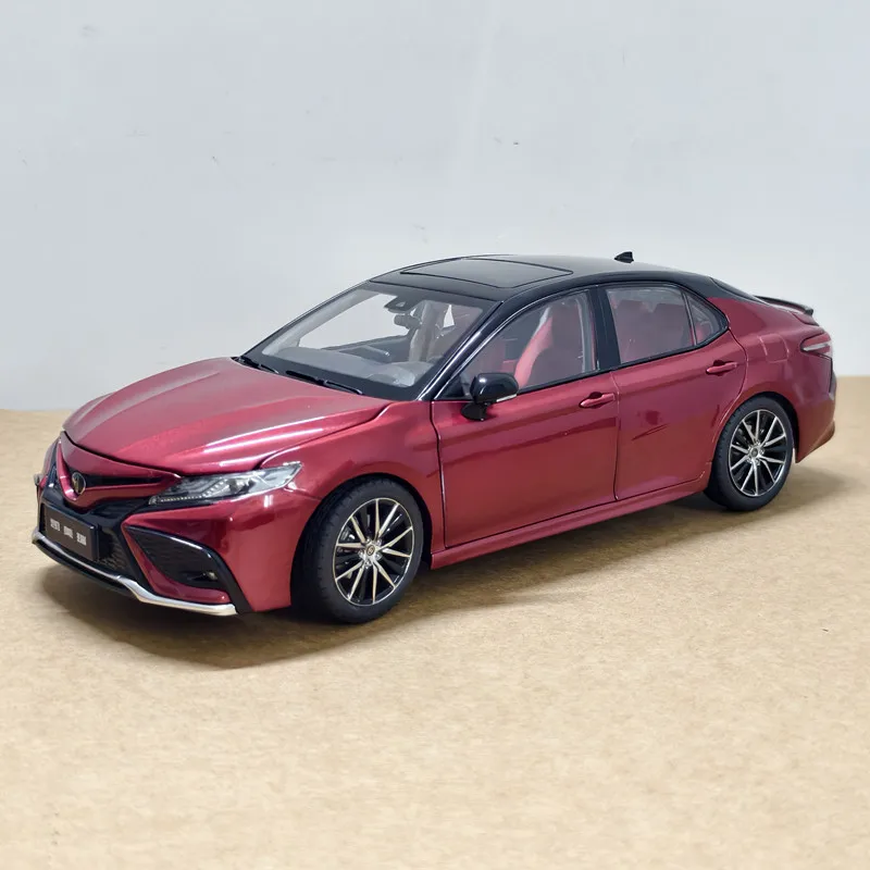 Фото Масштабная модель автомобиля Toyota Camry 8-го поколения (2018-2021) из сплава, 1:18 №2