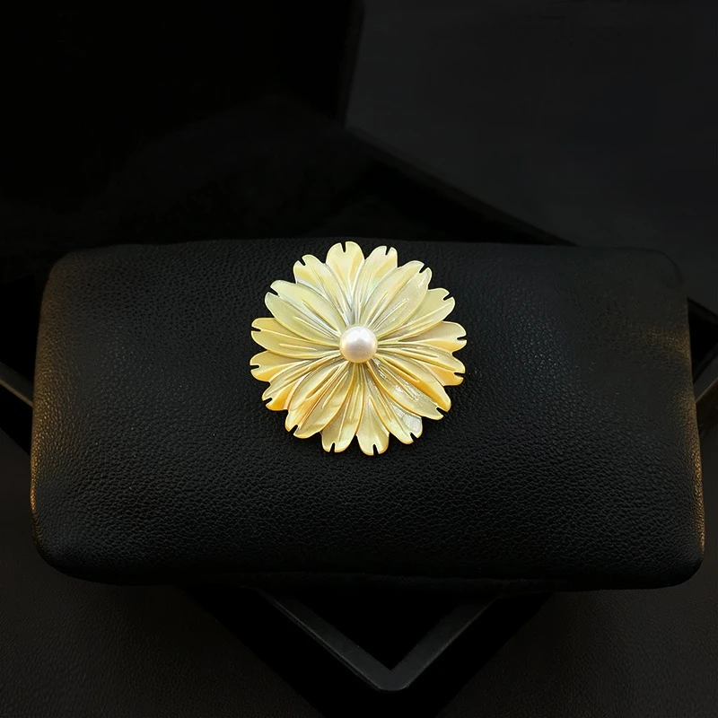 

Carved Natural Yellow Seashell Flower Brooch Shell Pearl Sunflower Collar Pins High-End Women Corsage Accessories Pearl Jewelry