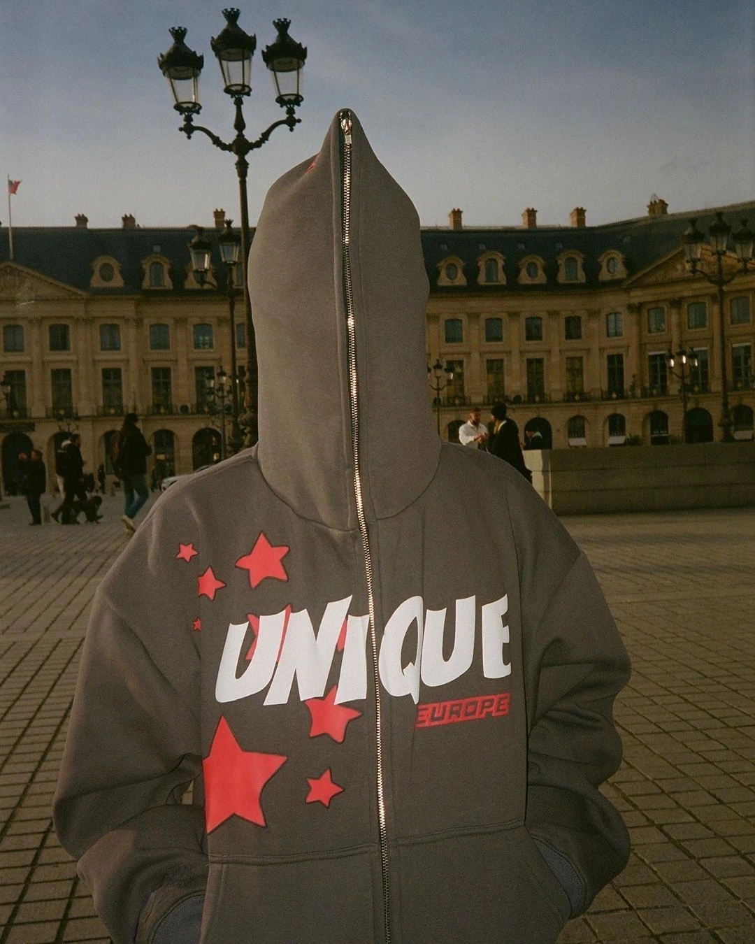 Рисунок 2 - Толстовка Y2K в стиле Харадзюку со звездами и надписью