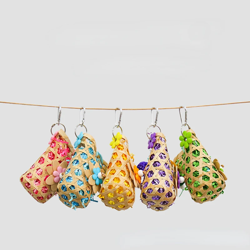 Набор игрушек для птиц и попугаев разноцветный измельчитель кормление разные