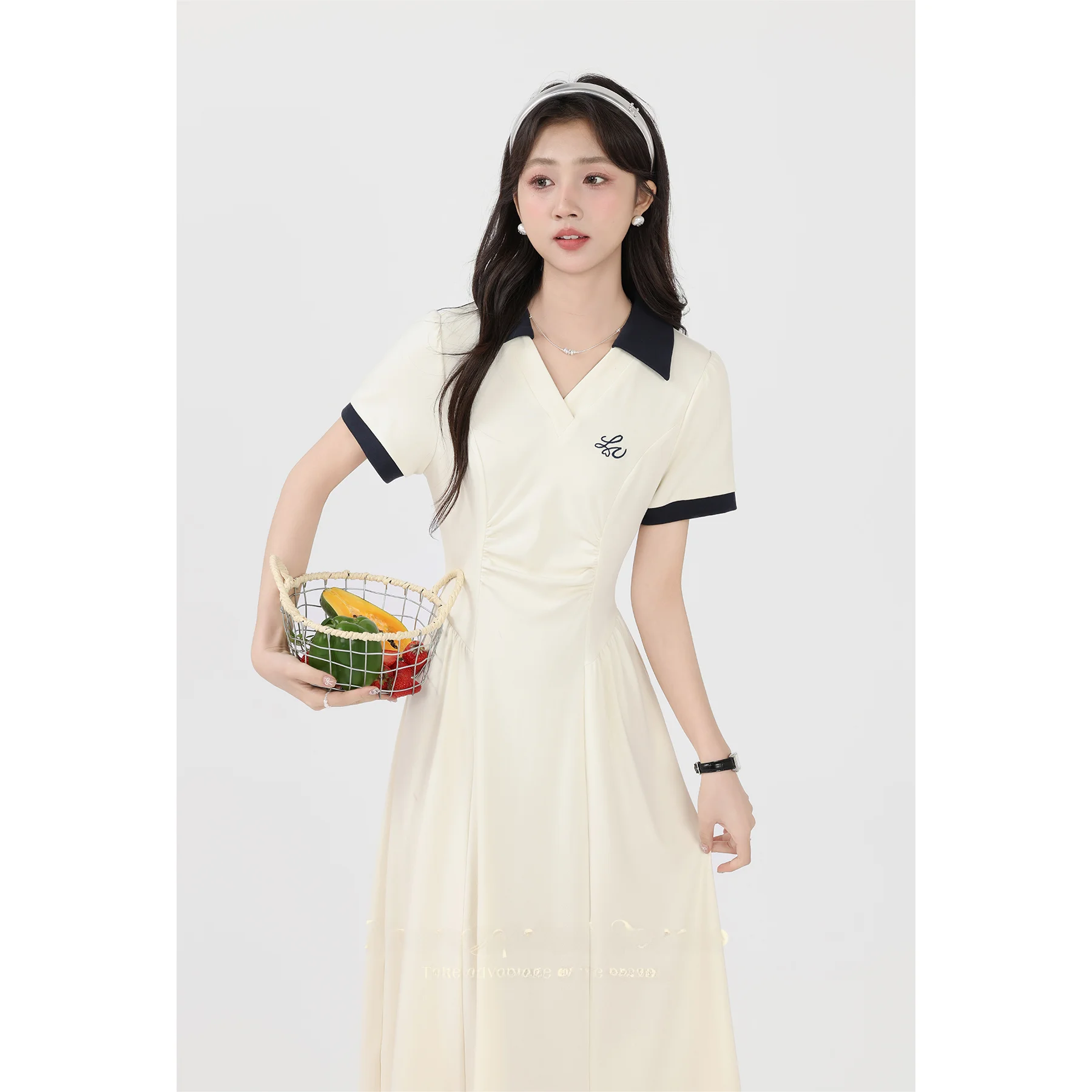 Женское платье с высокой талией и V-образным вырезом