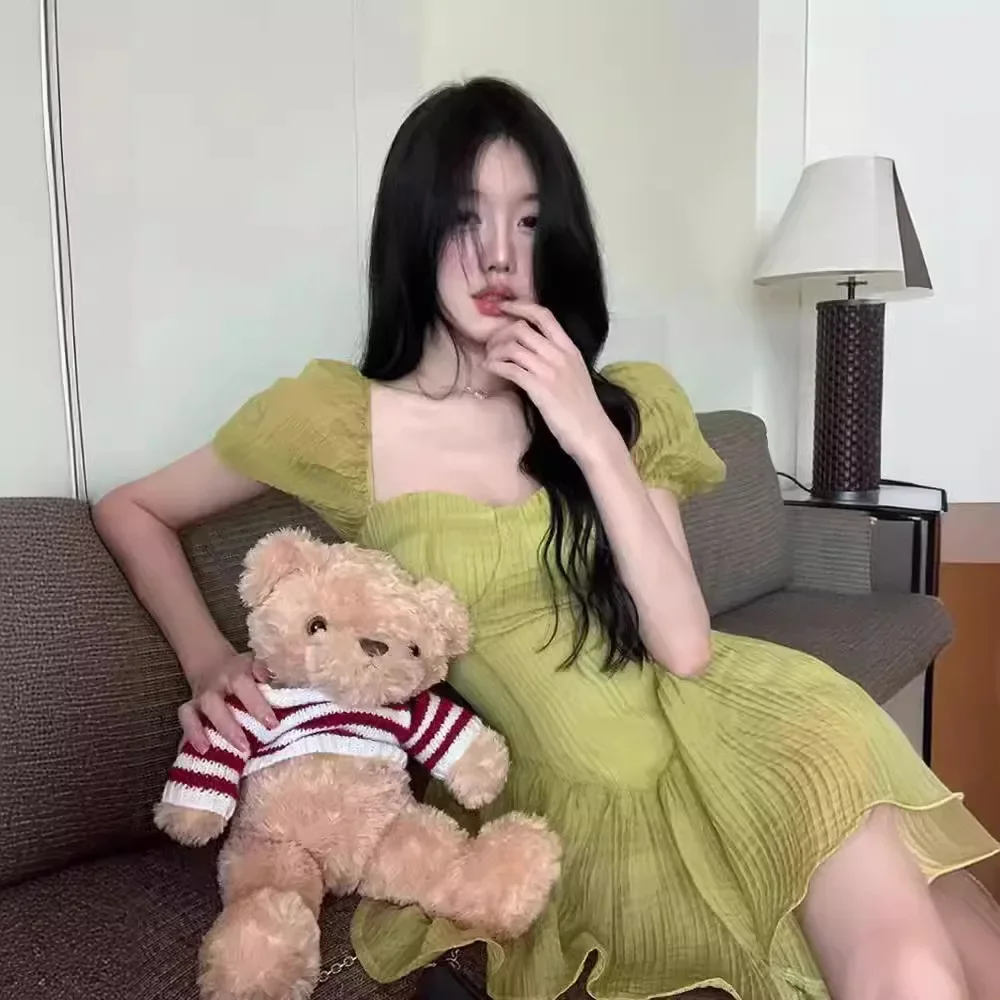 Винтажное зеленое платье во французском стиле с пышными рукавами и квадратным