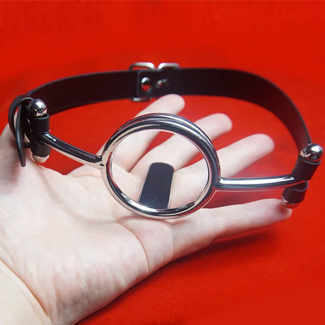 Әйелі мөлдір көйлекпен қаланы аралайды