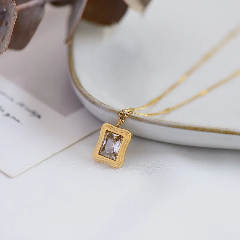 

2022 New Fashion Women Geometric Shiny Square Diamond Zircon Necklace Women Temperament Party Fairy Rock Candy Box Necklace