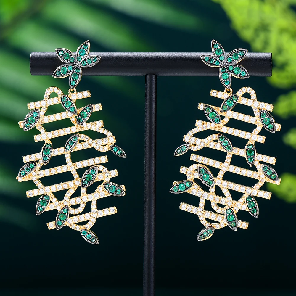 

Soramoore New Women's Hollow Earrings Carbon Zircon Jewelry Wedding Event Flowers Pendant Style Gift Wholesale New Fashion Shiny