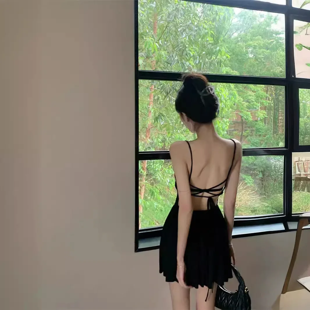 Женское платье с открытой спиной V-образным вырезом и горловиной