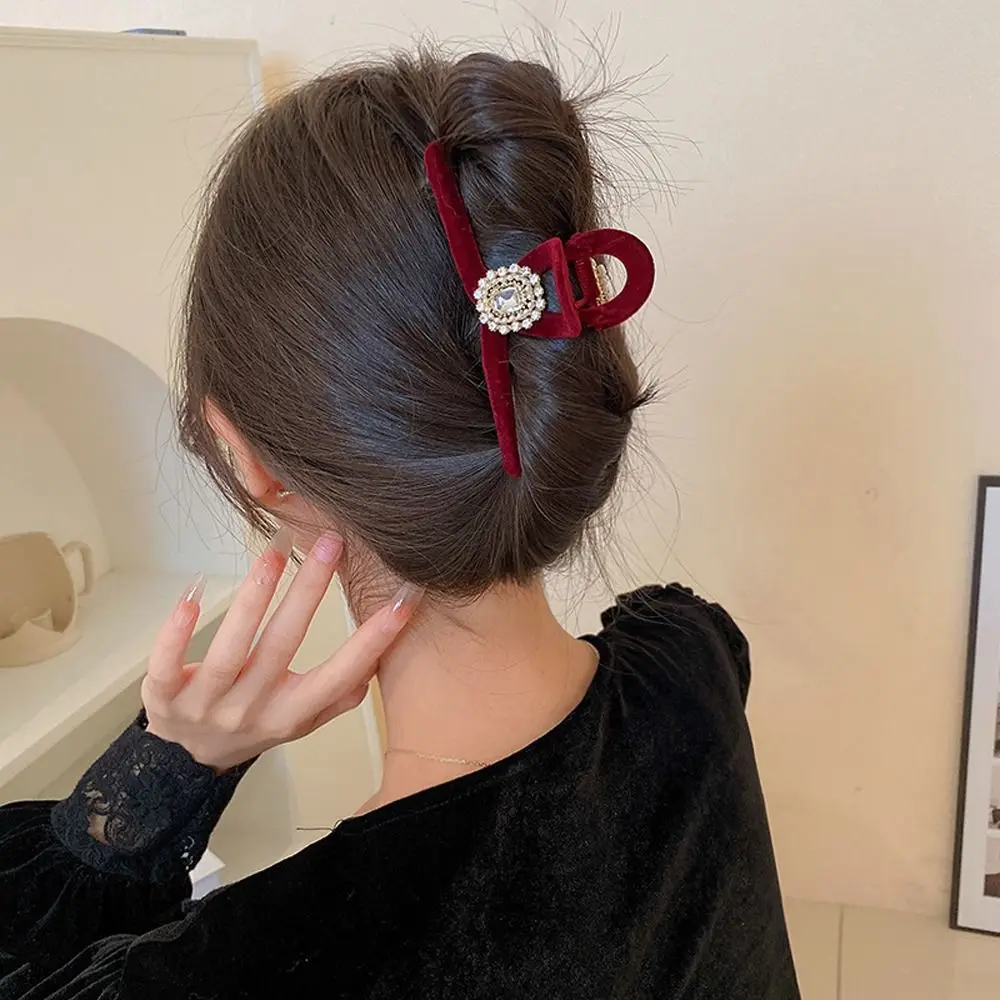 

French Premium Red Flocking Shark Clip Autumn Winter Vintage Diamond Pearl Hair Claw New Year Temperament Flower Shape Clamps
