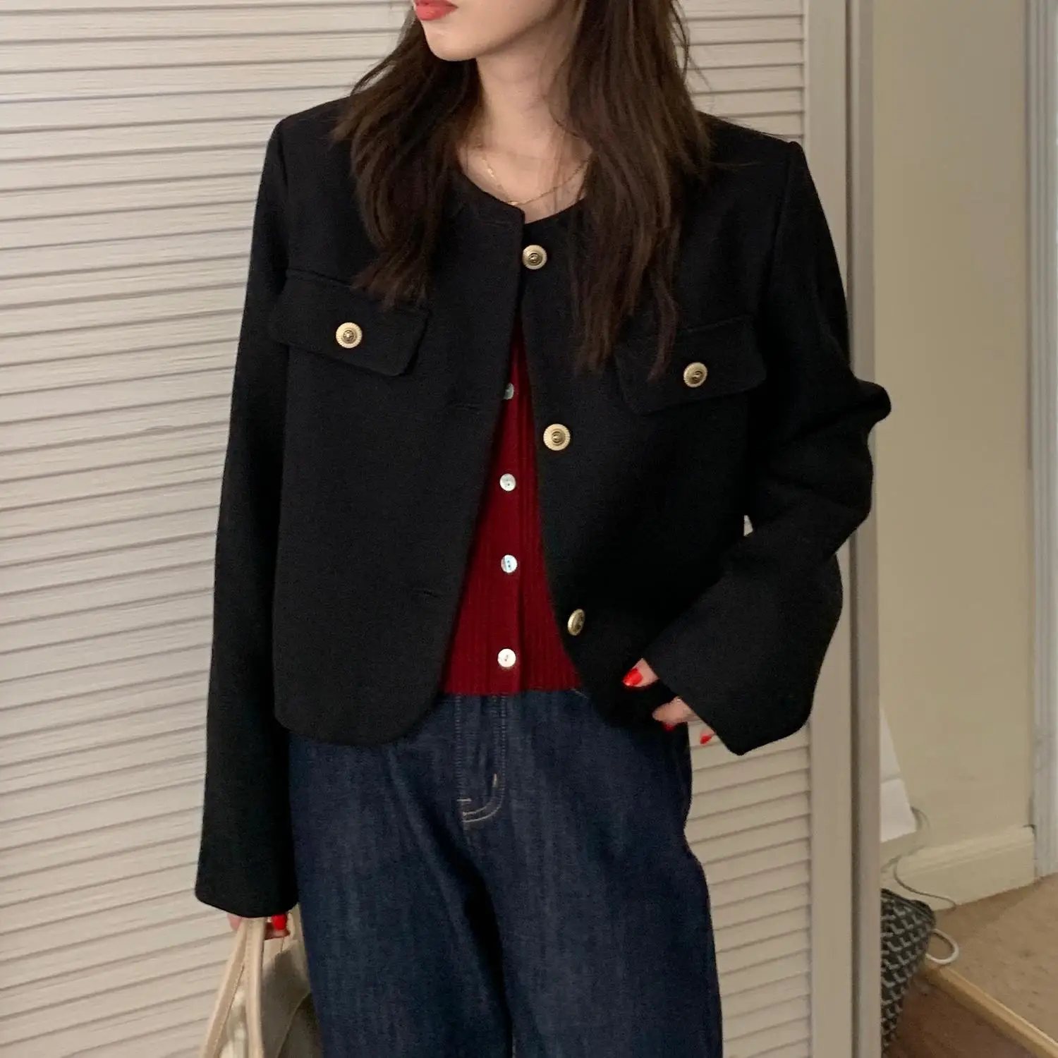 Маленькая ветрозащитная куртка Джокер для съемки в милой точке ранней весны |