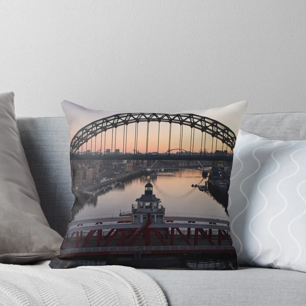 Наволочки для диванных подушек Tyne Bridge at Dawn предметы сна