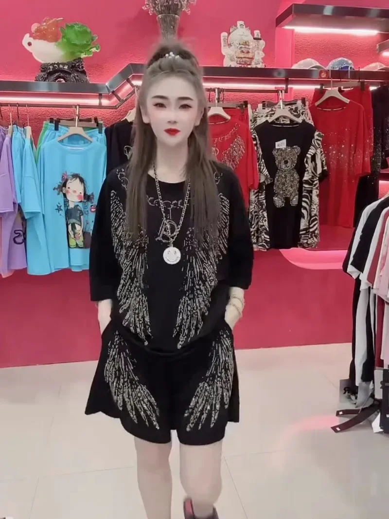 Женская одежда костюм из двух предметов с крупной вышивкой и бриллиантами летний