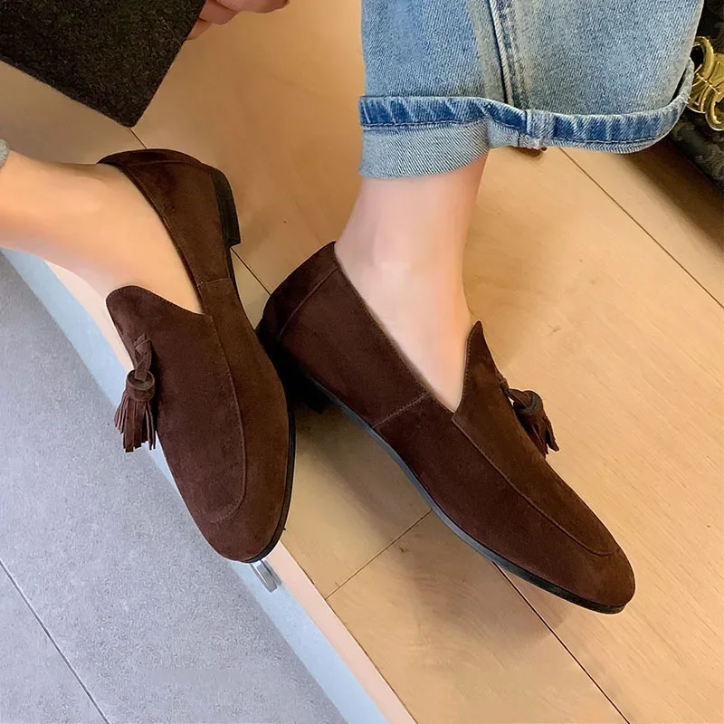 Замшевые лоферы на низком каблуке с круглым носком и кисточками туфли-лодочки