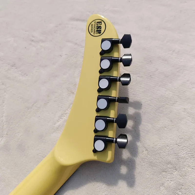 В наличии электрогитара неправильной формы активный звукосниматель EMG