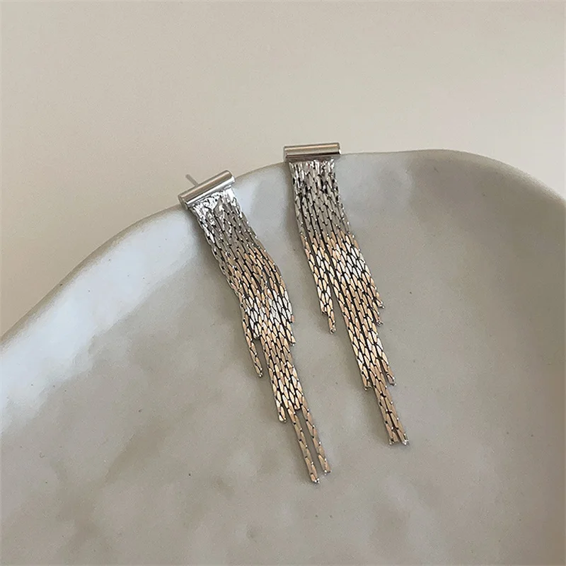 

Женские серьги с кисточками и металлической цепочкой в минималистичном стиле