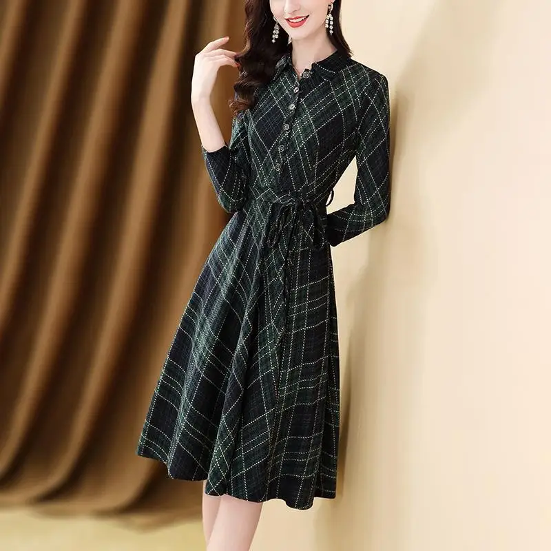 

Женское длинное платье в клетку, с отложным воротником и длинным рукавом