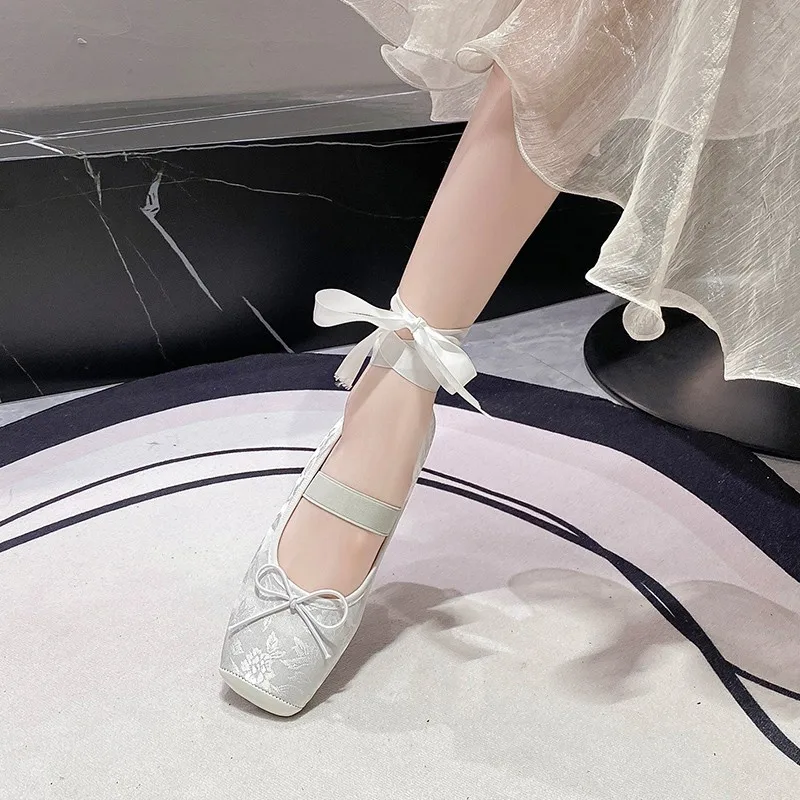 Балетки женские на плоской подошве розовые туфли с цветами шнуровке весна 2024