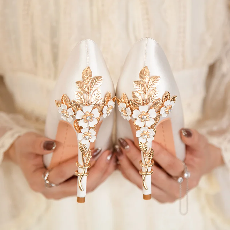 

Легкие Роскошные привлекательные женские туфли, модные туфли на шпильке с металлическим цветком, свадебные туфли, атласные туфли с острым н...