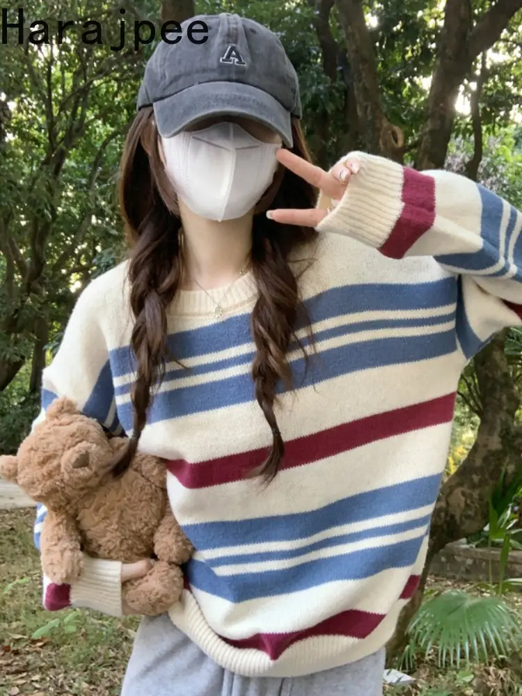 

Пуловер женский трикотажный в полоску контрастных цветов с круглым вырезом и длинными рукавами